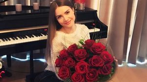Primele imagini cu OTILIA BILIONERA şi noul ei iubit! Are o relaţie cu un cântăreţ celebru