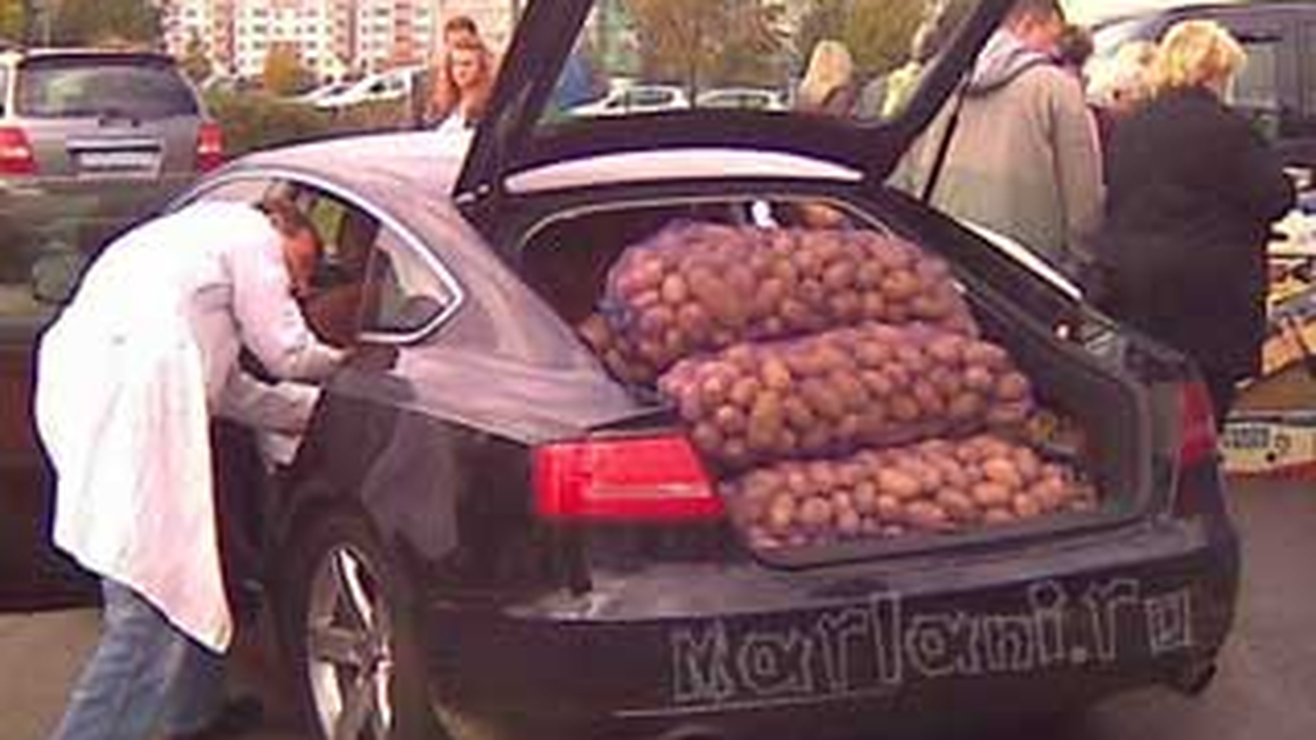 Asta este cel mai mare TARAN de pe net! Si-a umplut limuzina de 100.000 de euro cu saci de cartofi din piata Crangasi