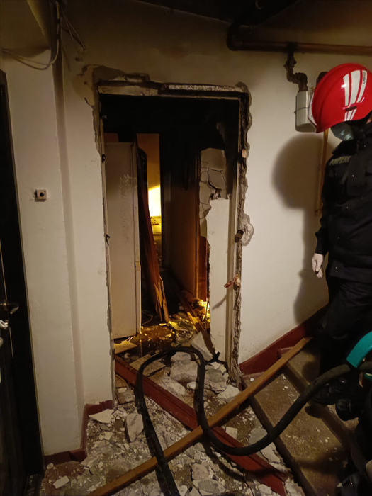 Panică în miez de noapte! Explozie urmată de incendiu într-un bloc din Târgoviște
