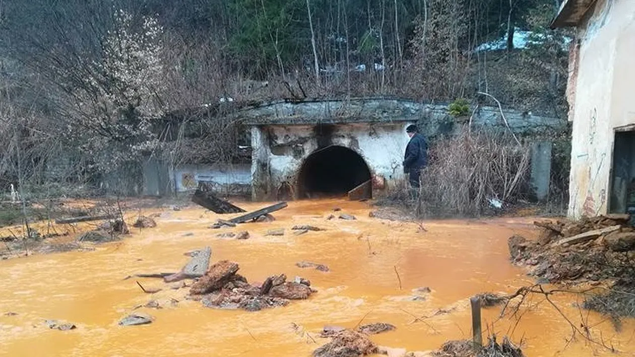 Poluare cu apă de mină într-o comună din Maramureș. Apa roșie a omorât peștii din râul Lăpuș și a ajuns pe șosea