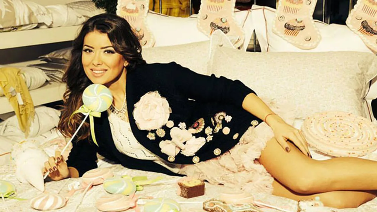 Cea mai frumoasa Craciunita-mama! Uite in ce pozitie sexy il asteapta Laura Teodoru pe Mos Craciun