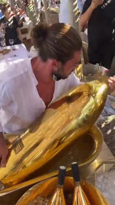 Din "arsenalul" petrecerii nu a lipsit un "mamut" Armand de Brignac de 30 de litri / Sursă foto: Instagram