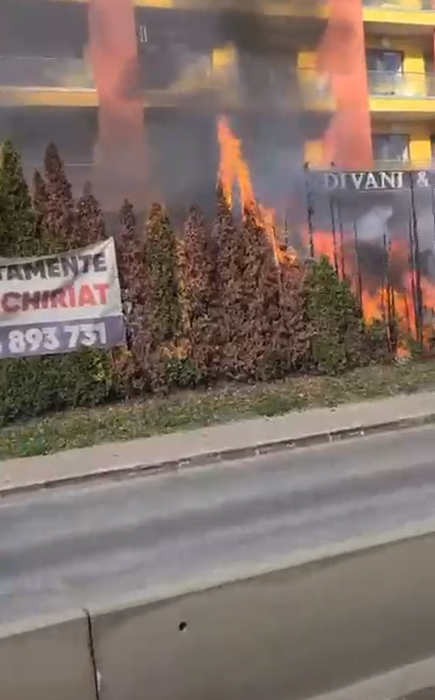 Incendiu în Pipera! Focul s-a extins și la o țeavă de gaz. O echipă Distrigaz a ajuns la fața locului, iar numeroși oameni au fost evacuați