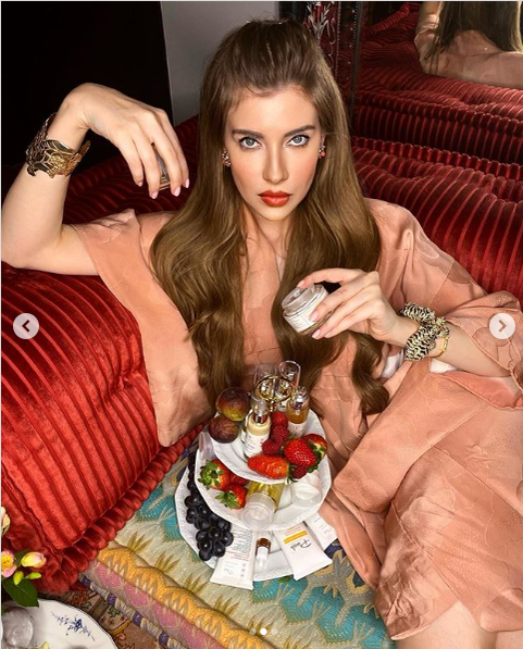 Iulia Albu, apariție la grătar în lenjerie sexy din dantelă neagră! Reacția haioasă a unui fan: ”Ai tăiat găina?”