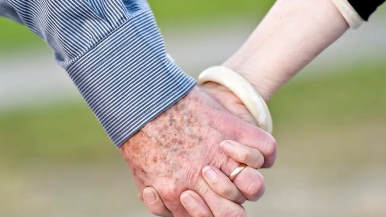 O româncă l-a convins pe un spaniol de 93 de ani să-și schimbe testamentul. Oamenii legii au intrat pe fir și au descoperit că tânăra nu era la prima experiență de acest gen 