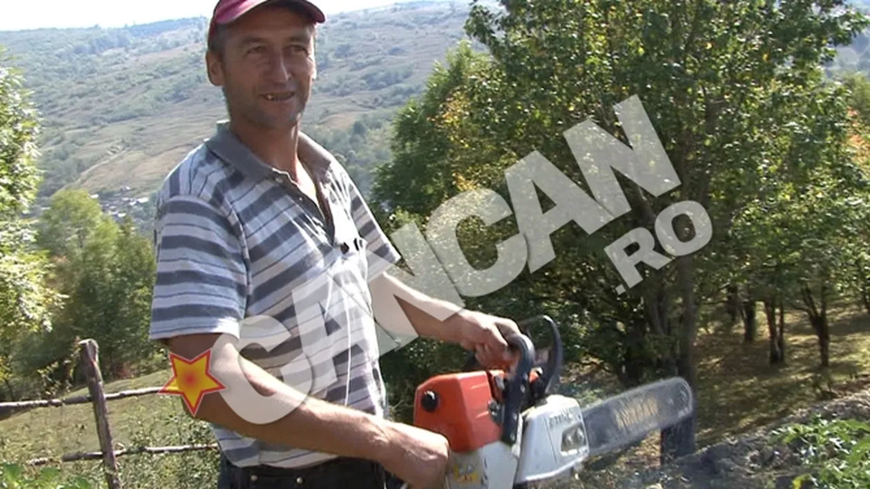 Ursii din Dambovita, haituiti cu drujbele de sateni dupa ce au mancat gainile din cotete!