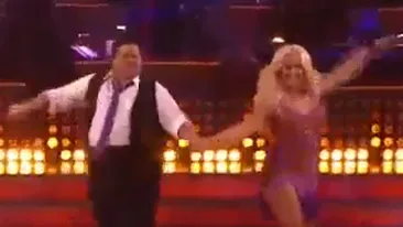 VIDEO Uite-o pe fiica-barbat a lui Cher cum se misca impreuna cu o blonda focoasa, la Dansez pentru tine