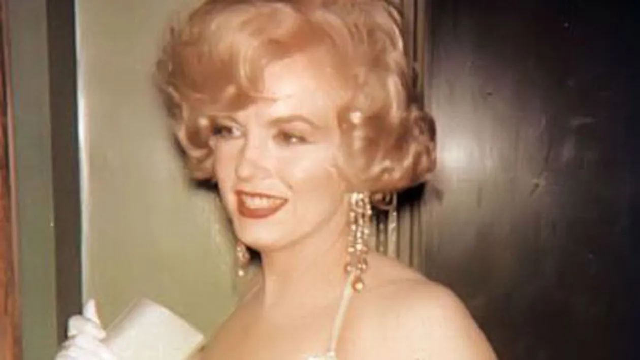 Rochia pe care MARILYN MONROE a purtat-o când i-a cântat lasciv preşedintelui KENNEDY, vândută cu aproape 5 milioane de dolari!