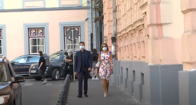 Cum s-a îmbrăcat Carmen Iohannis în prima zi de şcoală, la Sibiu. Soţia preşedintelui Klaus Iohannis, ţinută nepotrivită? Cum arăta rochiţa