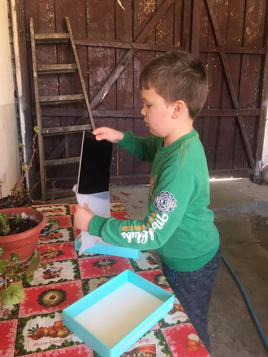 Fiecare copil din clasa învățătoarei a primit câte o tabletă pe care să-și facă lecțiile