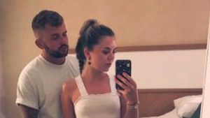 Detaliul rușinos care le-a scăpat! Ce selfie din vacanță au putut să le trimită doi tineri părinților!