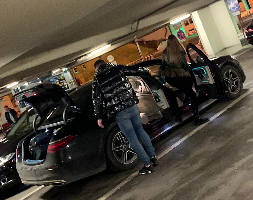 Daria a fost așteptată de un șofer în parcarea aeroportului din Otopeni