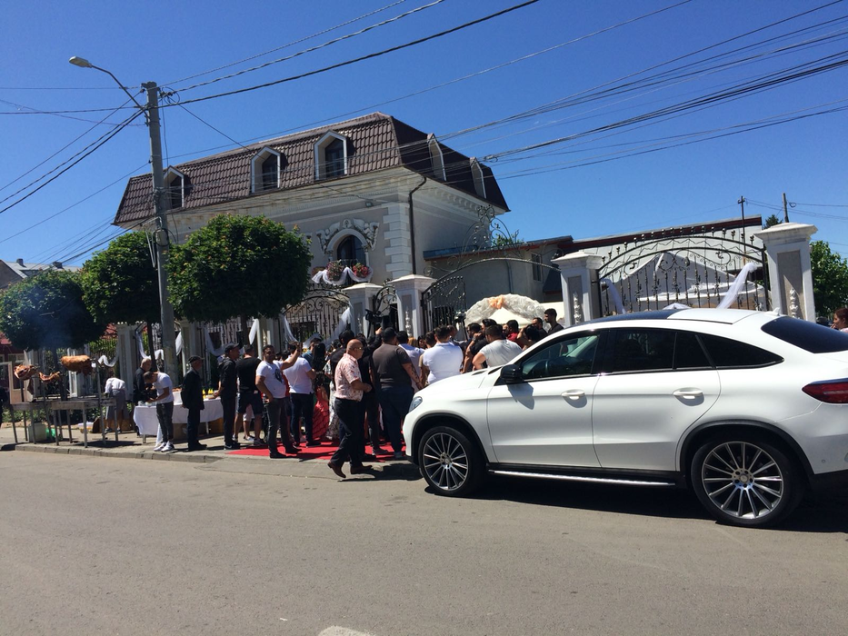 În fața casei vrăjitoarei Vanessei se face carne la proțap