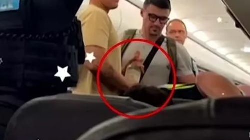 Motivul pentru care acești doi pasageri au fost dați afară din avion. Ce glumă proastă au făcut, înainte de decolare