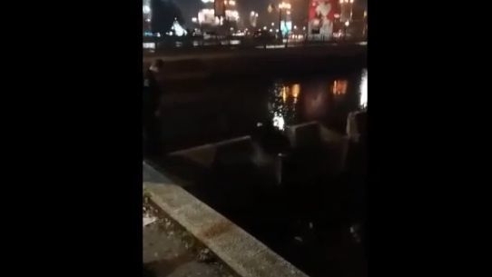 Doi tineri ameţiţi de alcool au căzut în Dâmboviţa, noaptea trecută! Operaţiune dramatică de salvare