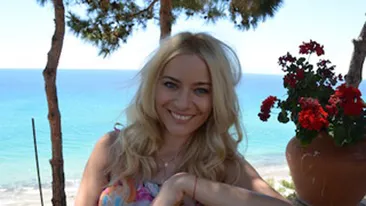 Laura Cosoi s-a relaxat in Thassos alaturi de sora ei: Am facut plaja si baie in mare, am savurat fructele proaspete, m-am plimbat cu barca