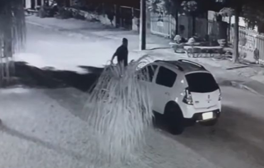 O femeie infidelă a fost prinsă în fapt de soţ, în timp ce se iubea în maşină cu „amantul”, pe care tocmai îl cunoscuse. Explicaţia ei e halucinantă