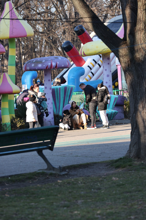 Ilinca Vandici și băiețelul ei, Zian, la plimbare prin parc