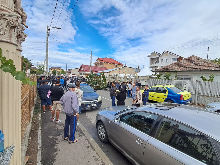Tânărul ucis în răfuiala dintre clanuri la Craiova a fost înmormântat. Zeci de oameni l-au condus pe ultimul drum