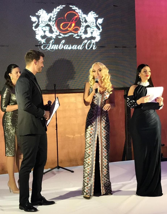 GALERIE FOTO | Diana Bianca arată ca un model! Cea mai sexy femeie de afaceri din București a atras toate privirile, aseară, la un eveniment monden