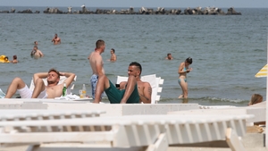 Dragostea de foame nu tine, dar trebuie intretinuta la telefon. Nici la plaja Ralflo nu se abtine din butonat