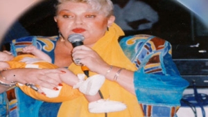 Facem pariu că nu o recunoaşteţi pe vedeta din imagine! Indicii: e româncă şi acum e mult, mult mai slabă