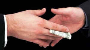 Un vameș a fost prins în timp ce lua mită. Ce s-a întâmplat cu bărbatul