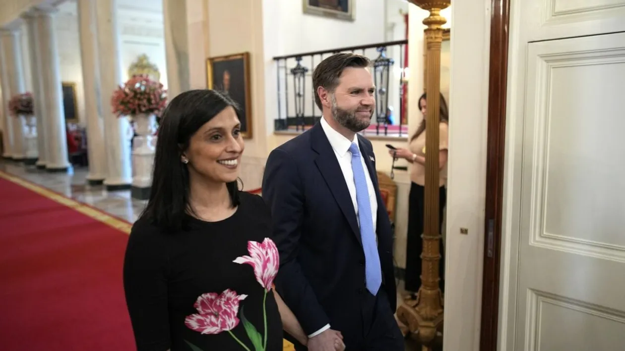 JD Vance a devenit tată pentru a patra oară. Ce nume a ales pentru copil