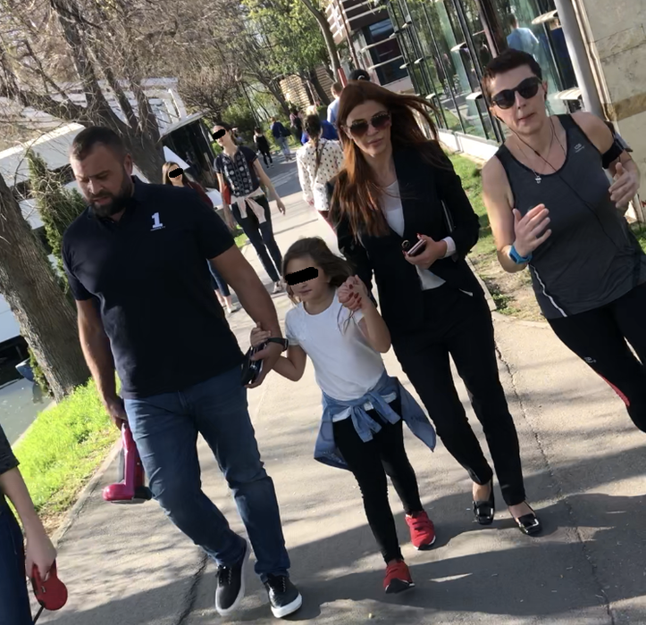Tatăl, mama și fiica, la plimbare
