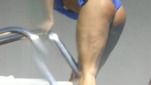 Am surprins-o cu burtica la soare şi celulita pe picioare! Cum s-a afişat o vedetă celebră de la noi, la piscină