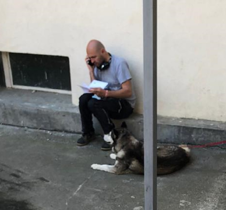 Cristian Dide, cu câinele la veterinar