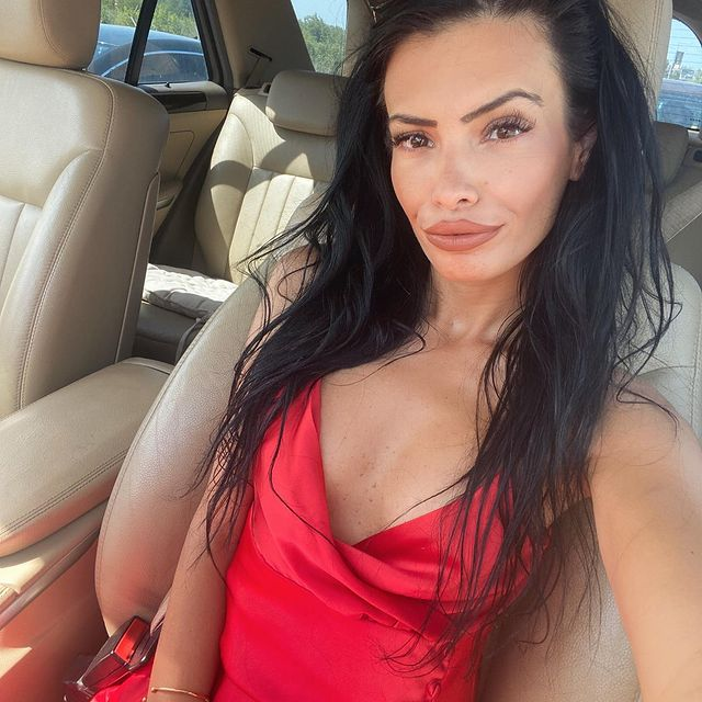 Denisa, stewardesa sexy / Sursă foto: Instagram