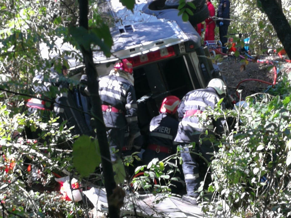 Un microbuz cu 14 pelerini din Tulcea s-a răsturnat într-o pădure! A fost declanșat Planul Roșu de intervenție. Imagini șocante