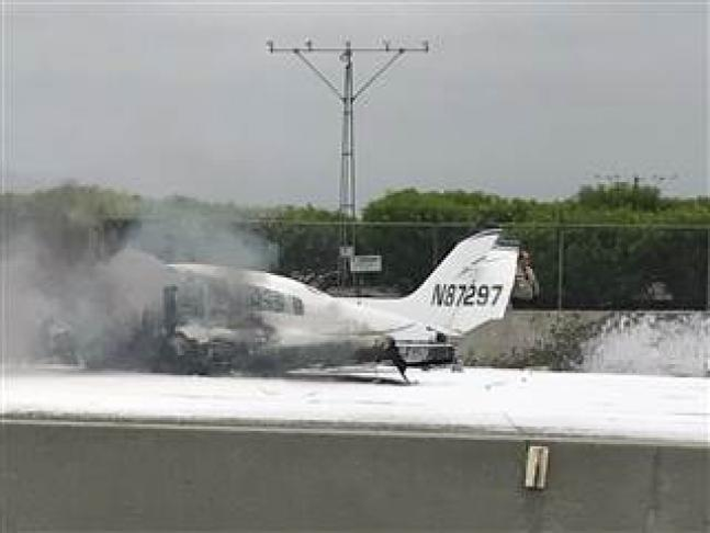 Momente de panică, după ce un avion s-a prăbuşit pe autostradă! La bord se aflau două persoane
