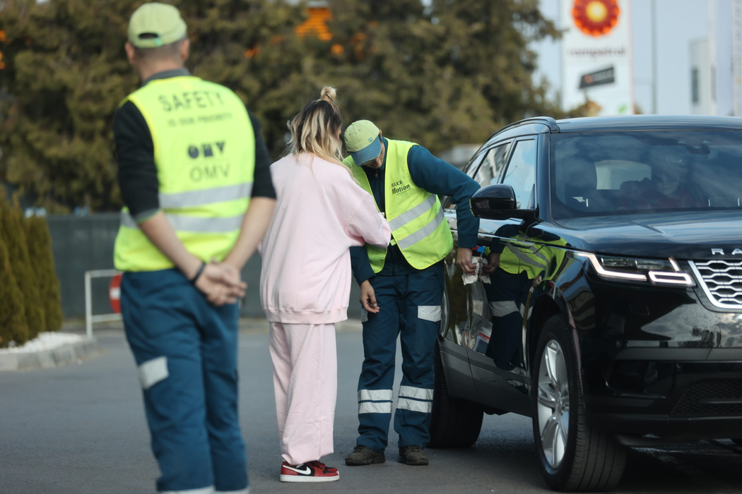 Sore îl răsplătește pe omul care a ajutat-o (Foto: CANCAN.RO)