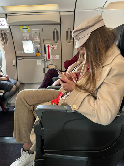 Bianca Drăgușanu, cu telefonul în mână