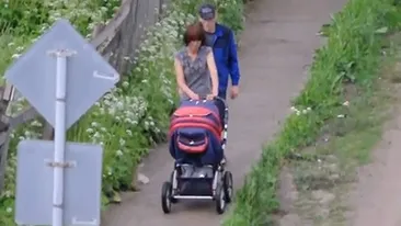 VIDEO Uita-te cu atentie la acesti parinti! O sa innebunesti cand o sa vezi despre ce este vorba: Este de neimaginat
