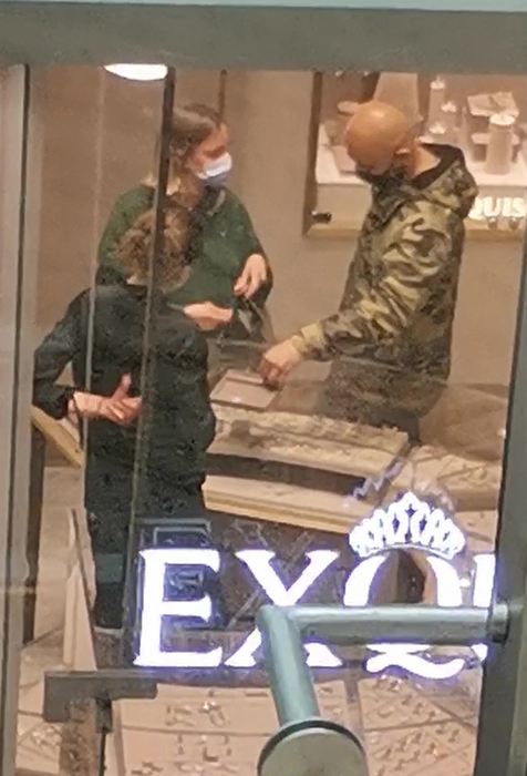 Alexandra Stan, la shopping cu "bodyguardul" după ce ar fi primit amenințări
