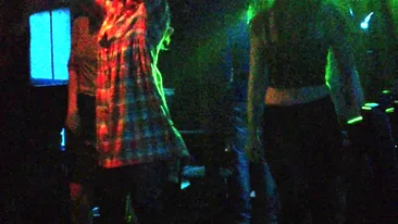 Scene de lesbianism intre o cunoscuta cantareata si prietena ei. N-am relatie cu niciun baiat. Imi plac fetele