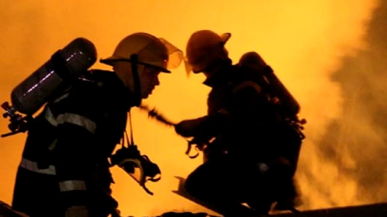 Incendiu puternic la o rafinărie din Ploieşti! 40 de pompieri au intervenit cu autospeciale