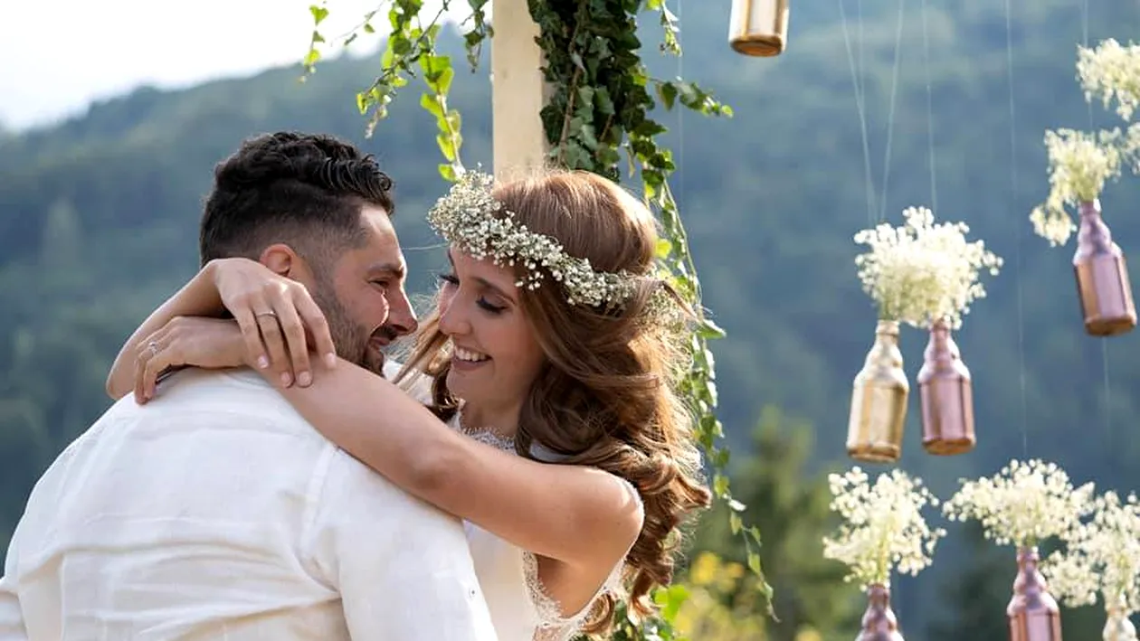Nuntă inedită, în vârf de munte, la Voineasa - Vâlcea. Primarul a urcat la 1.283 de metri de dragul mirilor