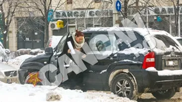 Nici viscolul nu o convinge sa se imbrace! Oana Roman a luat viscolul in piept!