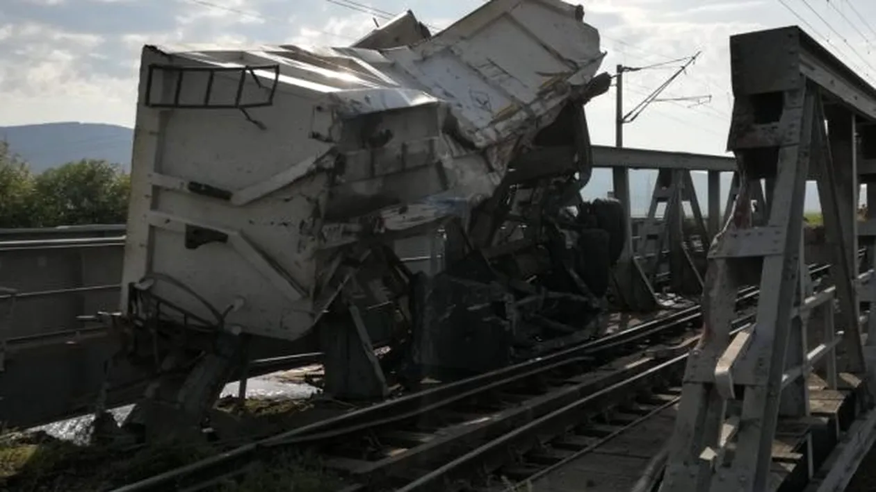 Accident pe calea ferată în județul Bacău. Locomotiva și un vagon al unui tren de persoane au deraiat, după impactul cu un camion