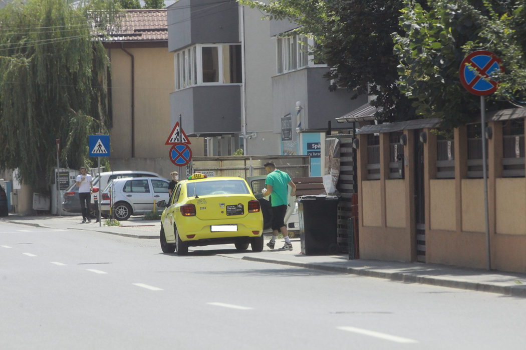 Shift urcă în taxi