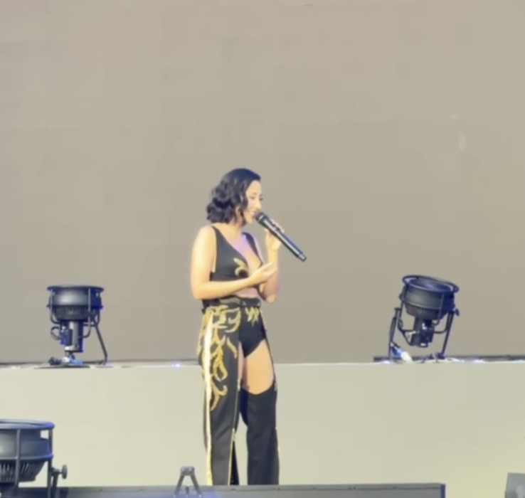 Artista din România care a cântat în deschiderea concertului lui Jennifer Lopez. S-a confruntat cu o afecțiune medicală, dar tot a urcat pe scenă: ”Nu pentru mine ați venit”