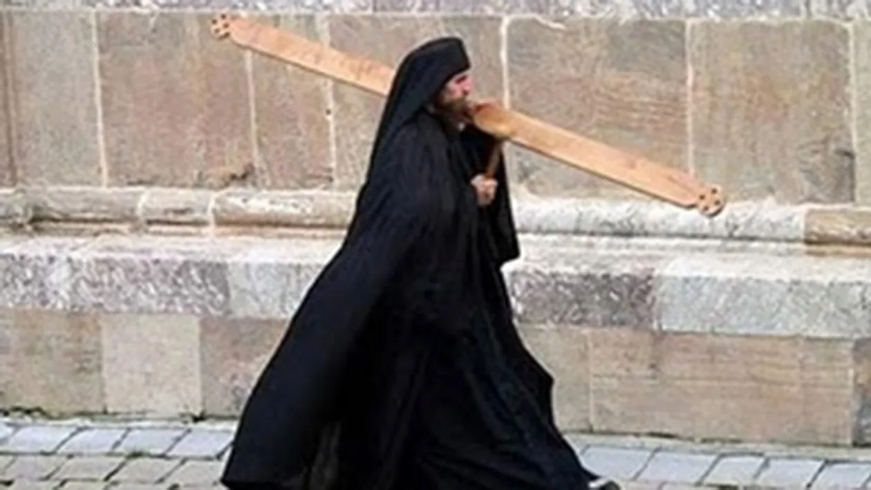 Bautura l-a facut sa uite de Dumnzeu. Un calugar mort de beat a facut scandal monstru la Urgente: Am baut ce beau poetii