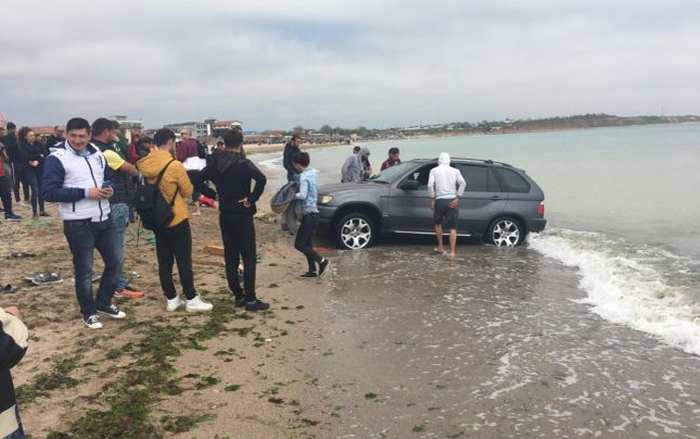 Un șofer teribilist a ajuns cu BMW-ul în mare, la Vama Veche! Ce amendă riscă să plătească