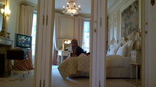 Marina Dina e rasfatata ca o printesa: hotel de lux la Paris, piscina si buchete de flori in camera! Vezi pe unde se mai plimba!