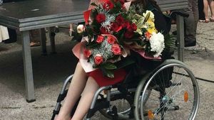 Povestea emoţionantă a Andreei, tânăra în scaun cu rotile care a învins sistemul şi prejudecăţile celor din jur şi şi-a îndeplinit visul! A devenit medic şi acum...