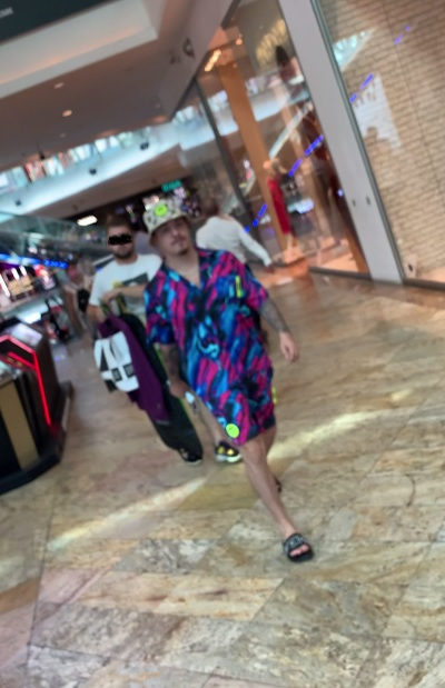 Bogdan de la Ploiești a atras toate privirile cu ținuta sa, la mall (Foto: CANCAN.RO)